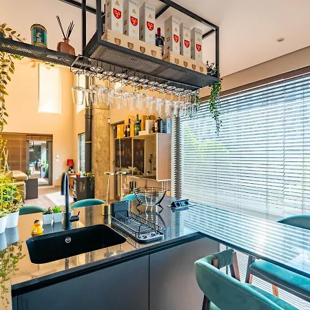 Stadium Private Duplex By Invanting *